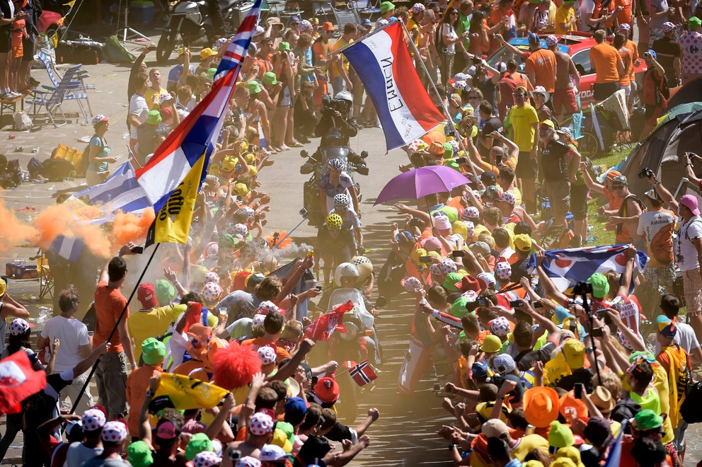 Počas Tour de France zaplavia stúpanie Alpe d'Huez tisícky  fanúšikov.