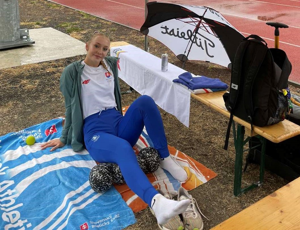 Dcérka Volkovej trénerky Ema Bendová pred finále diaľky na EYOF v Banskej Bystrici.