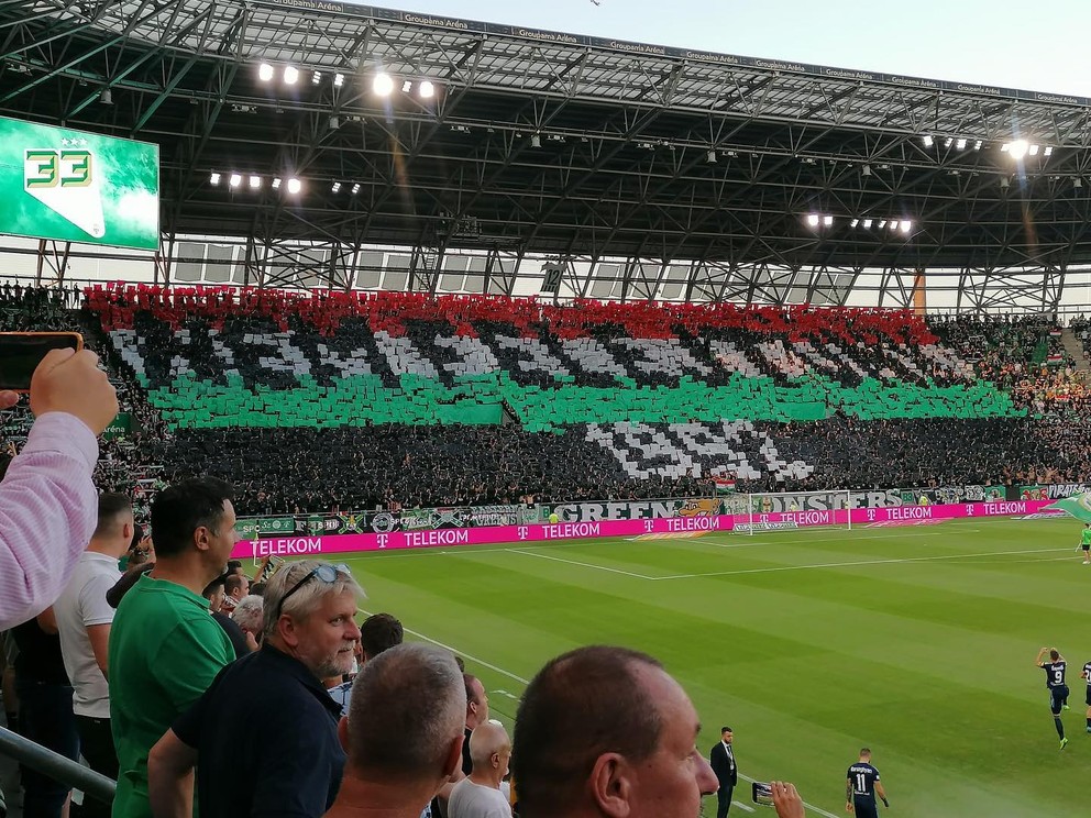 Fanúšikovia Ferencvárosu Budapešť vytvorili pred zápasom slogan "Nezabúdame 1992", ako odkaz na udalosti spred 30 rokov.