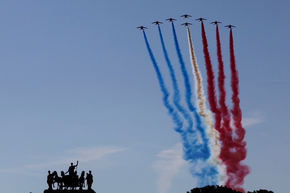 Tradičné vyobrazenie francúzskej vlajky na oblohe počas toho, ako cyklisti krúžili Parížom. 