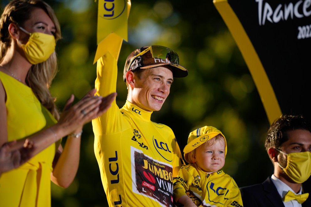 Dánsky cyklista Jonas Vingegaard s dcérou v žltom drese.
