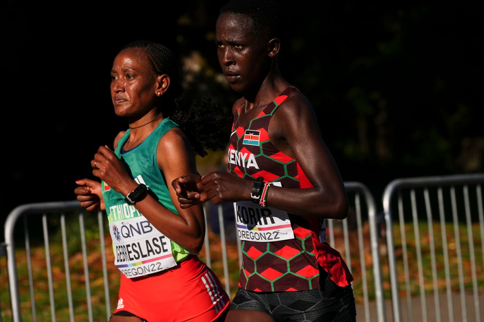 Plece pri pleci: dve najrýchlejšie maratónkyne Etiópčanka Gotytom Gebreslaseová (vľavo) a Judith Korirová z Kene.
