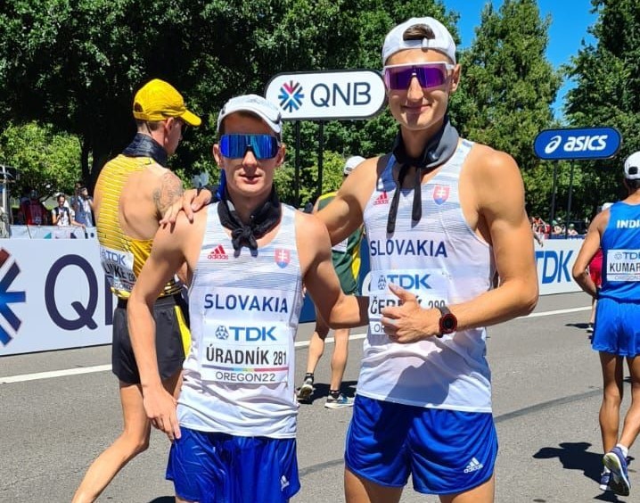 Miroslav Úradník (vľavo) a Dominik Černý sú odhodlaní v chôdzi na 35 km zaútočiť na osobné rekordy.