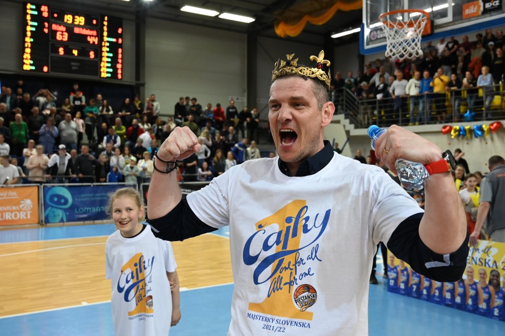 Tréner Peter Jankovič sa raduje zo zisku titulu s tímom Piešťanské Čajky.
