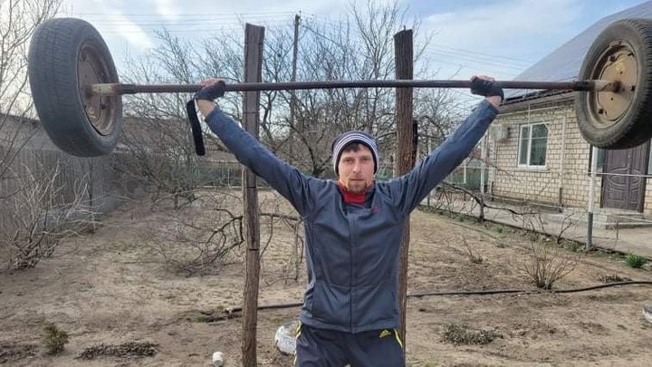 Imrovizovaný tréning výškara Andrija Procenka ešte predtým, ako v polovici apríla opustil s rodinou okupovaný Cherson na juhu Ukrajiny. 