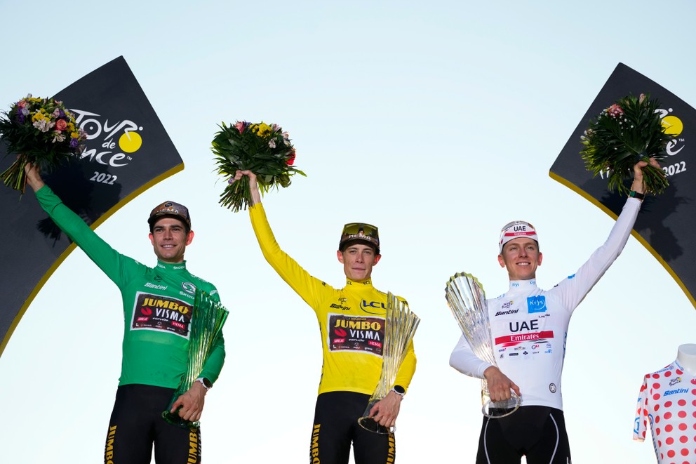 Držitelia cenných dresov na Tour de France - Wout van Aert, Jonas Vingegaard a Tadej Pogačar.