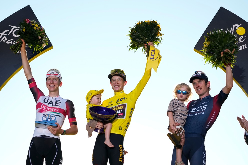 Traja najlepší pretekári tohtoročnej Tour de France - Tadej Pogačar, Jonas Vingegaard a Geraint Thomas.