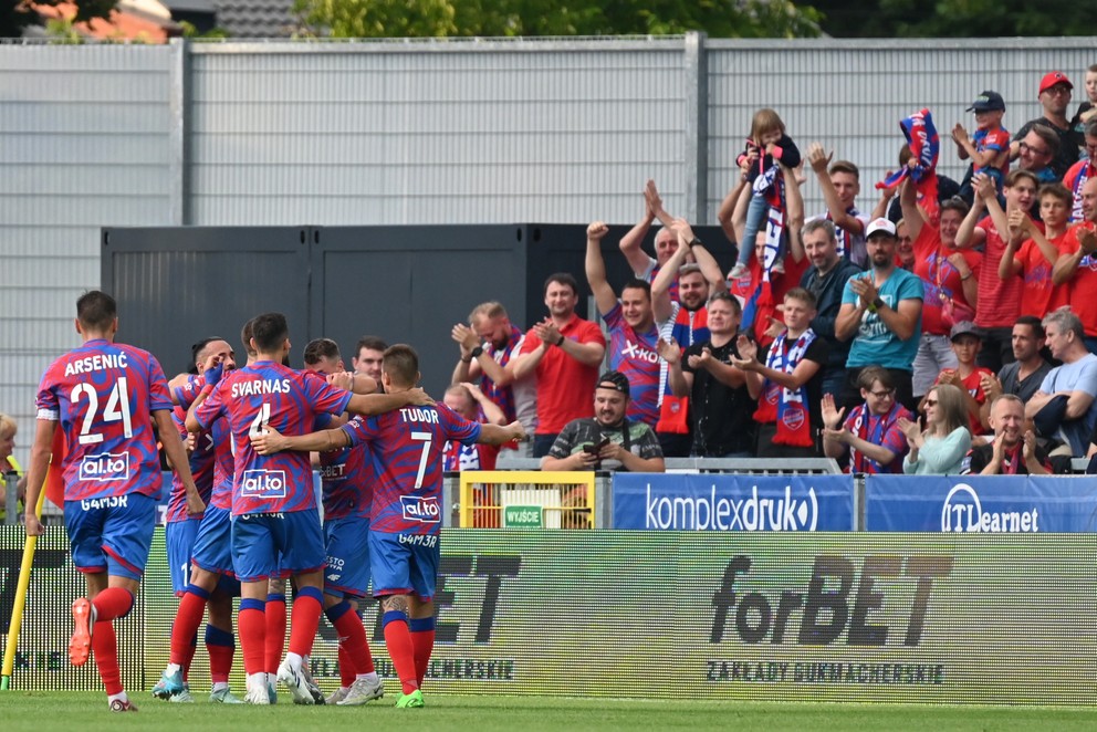 Futbalisti tímu Raków Čenstochová. 