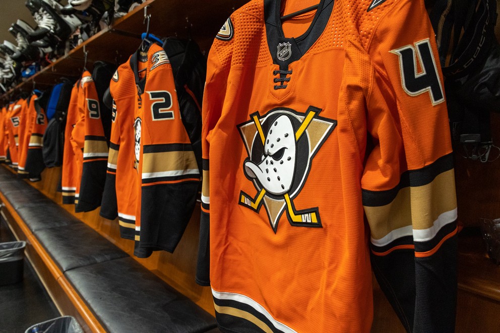 Súčasný design dresov Anaheimu Ducks, v ktorom je zakomponované pôvodné logo Mighty Ducks of Anaheim.