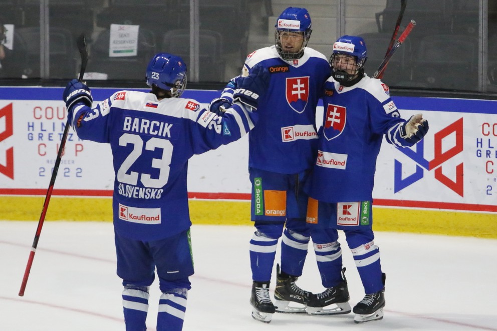Slovenskí hokejisti sa tešia z gólu na Hlinka Gretzky Cupe 2022.