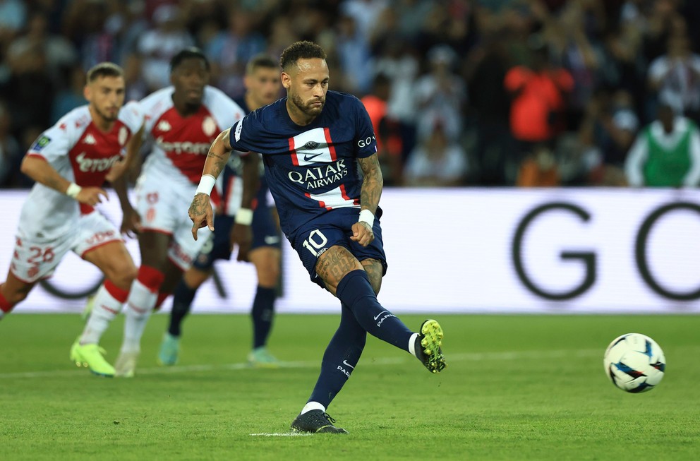 Neymar strieľa gól z penalty v zápase Paríž St. Germain - AS Monaco.