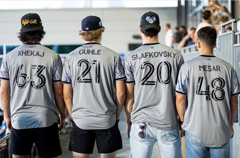 Arber Xhekaj, Kaiden Guhle, Juraj Slafkovský a Filip Mešár v dresoch futbalového klubu CF Montreal.