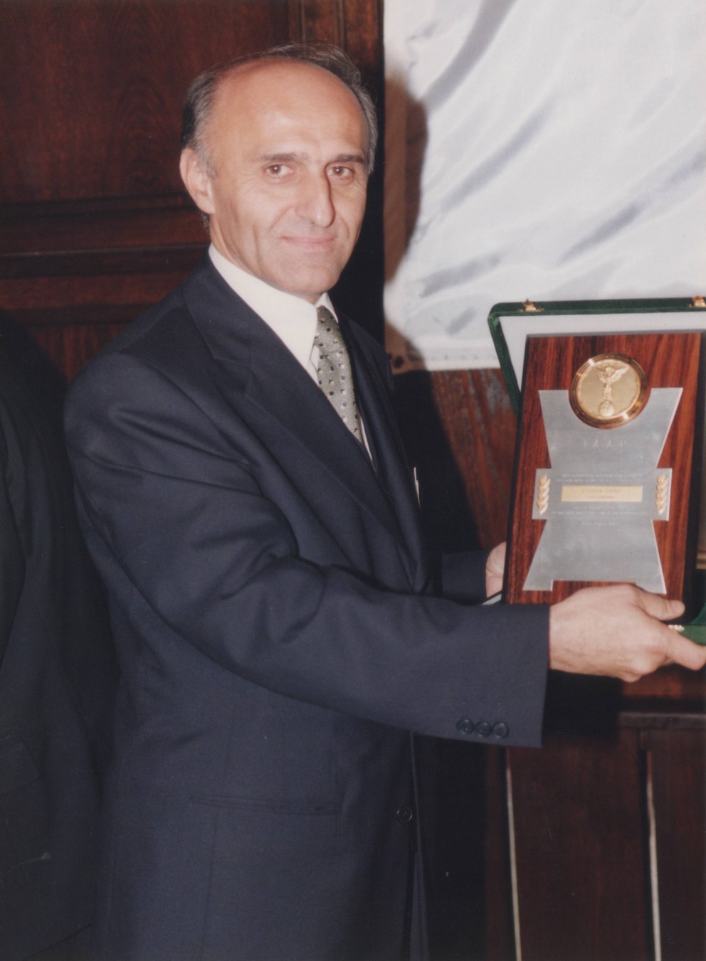 Štefan Daňo, v súčasnosti čestný prezident Maratónskeho klubu Košice so Zlatou plaketou IAAF, ktorú prevzal v roku 1997 za perfektnú prípravu a úspešný priebeh MS v polmaratóne.