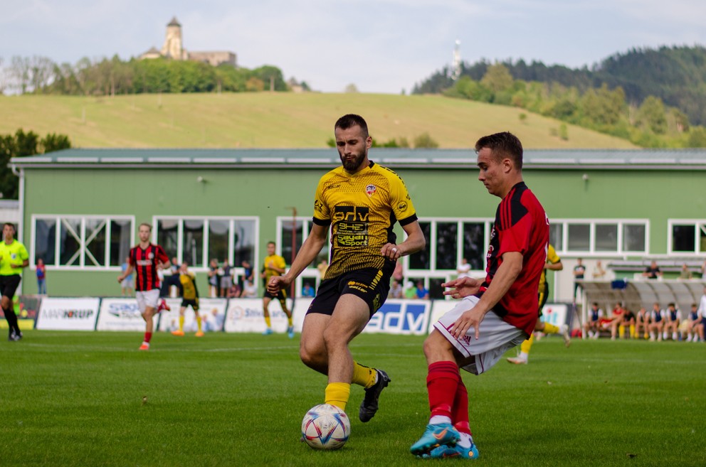 Futbalisti Starej Ľubovne (v žltom) v aktuálnej sezóne zatiaľ len víťazia.
