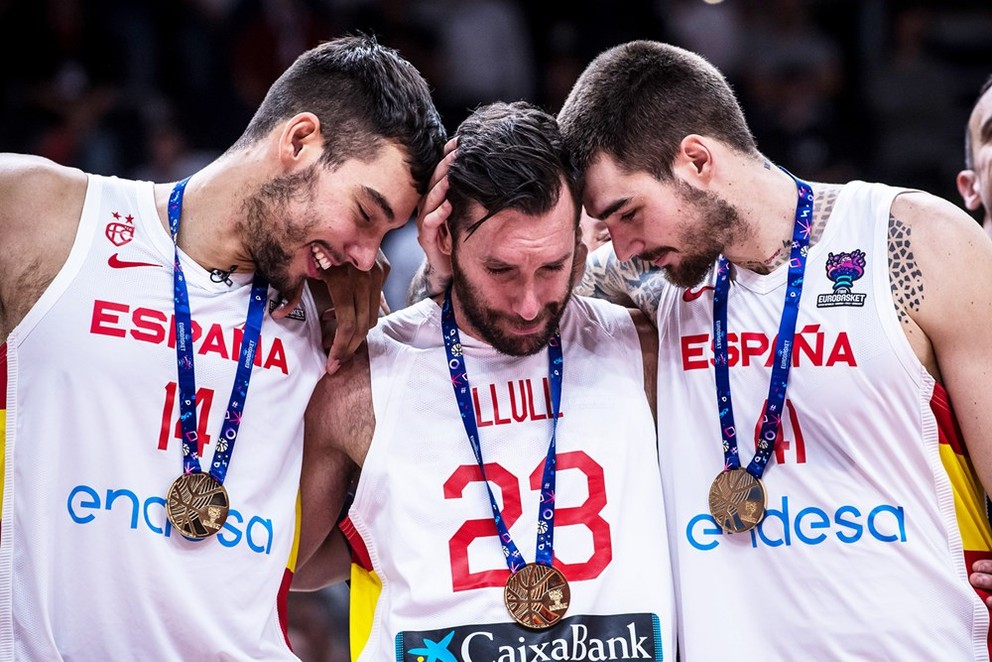 (Zľava) Willy Hernangómez, Rudy Fernández a Juancho Hernangómez sa radujú z triumfu na posledných ME v basketbale 2022.