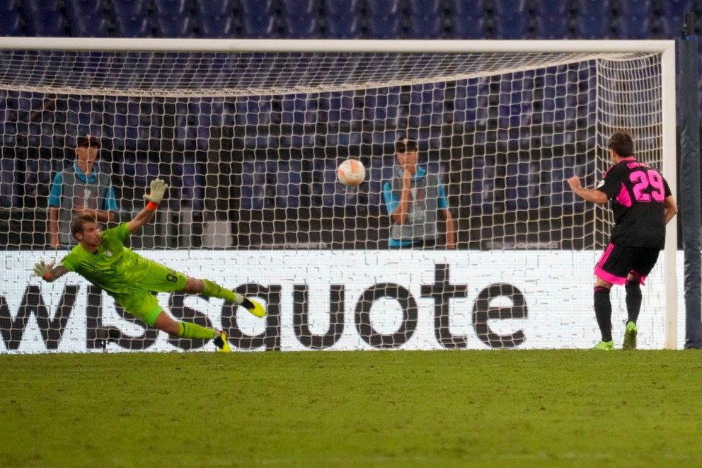 Santiago Gimenez premieňa penaltu v zápase proti Laziu.