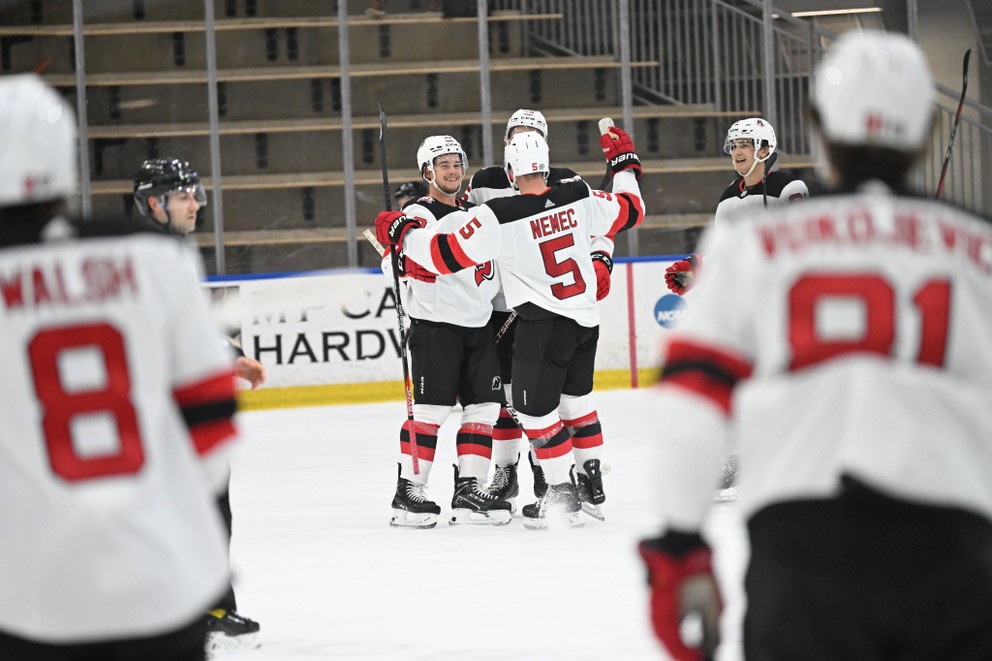 Šimon Nemec sa raduje so spoluhráčmi z New Jersey Devils na turnaji Prospects Challenge 2022.
