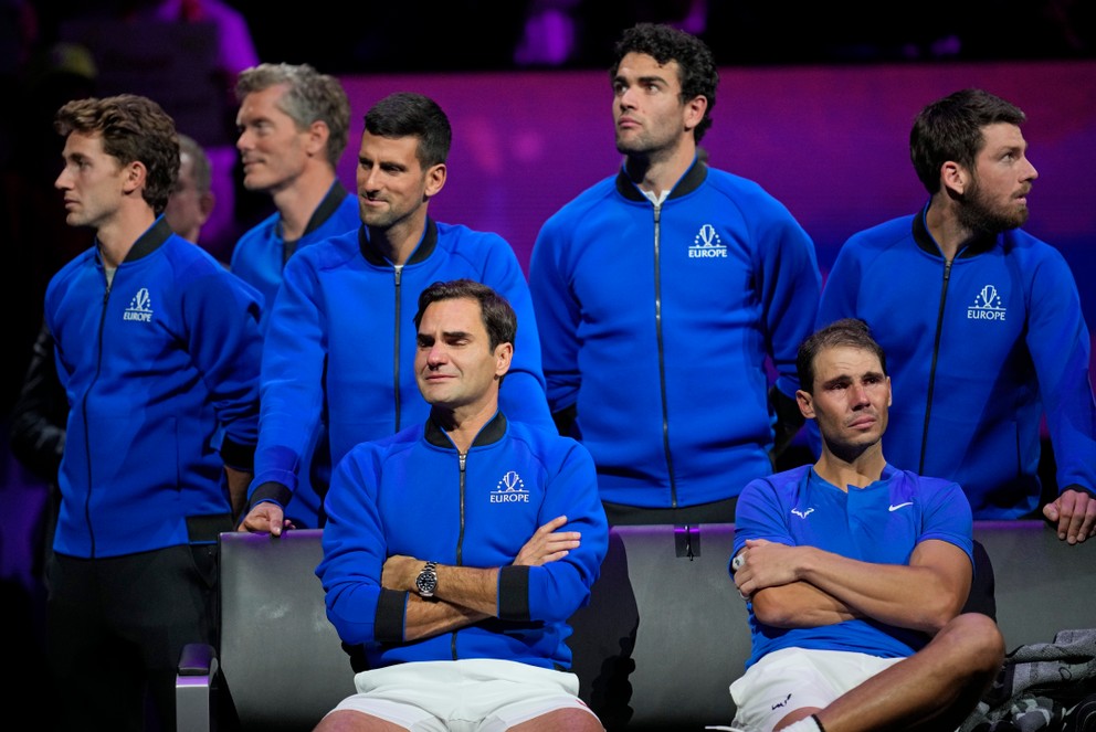 Dojatí Roger Federer a Rafael Nadal po poslednom zápase kariéry.