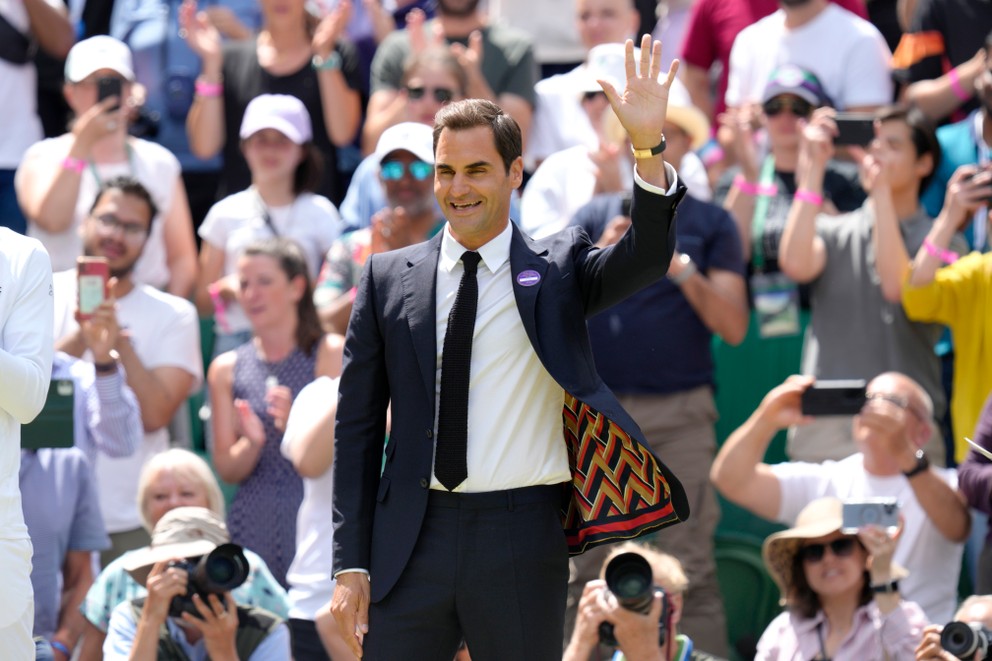 Roger Federer prichádza na oslavu 100. výročia Centrálneho kurtu na Wimbledone v roku 2022.