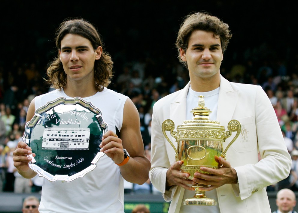Roger Federer a Rafael Nadal pózujú na Wimbledone 2006.