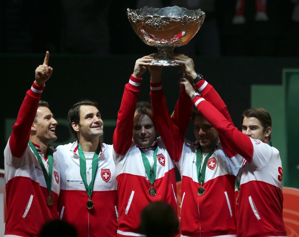 Roger Federer a švajčiarsky daviscupový tím oslavujú zisk titulu v roku 2014.