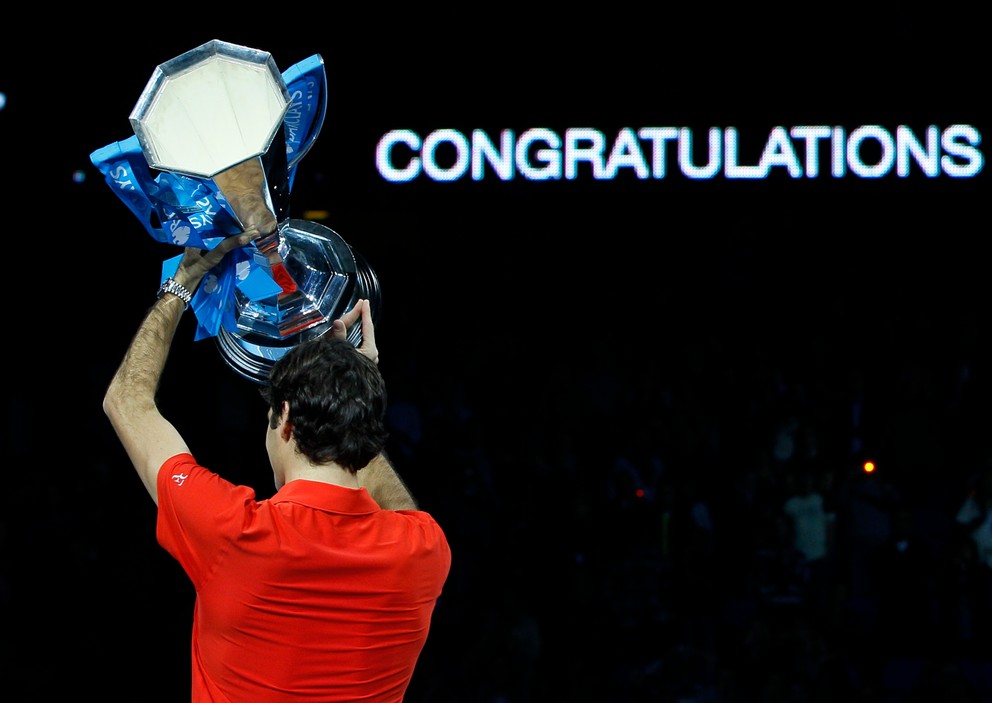 Roger Federer a jeho trofej za Turnaj majstrov 2010.