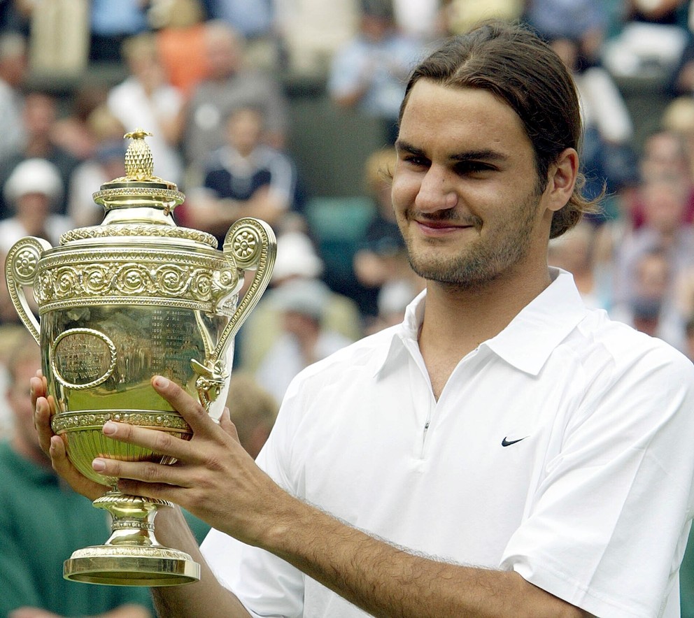 Roger Federer po tom, čo získal svoj úplne prvý grandslamový titul v kariére na Wimbledone 2003.