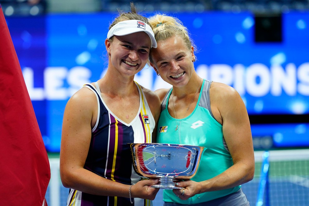 České tenistky Barbora Krejčíková a Kateřina Siniaková po triumfe na US Open 2022. 