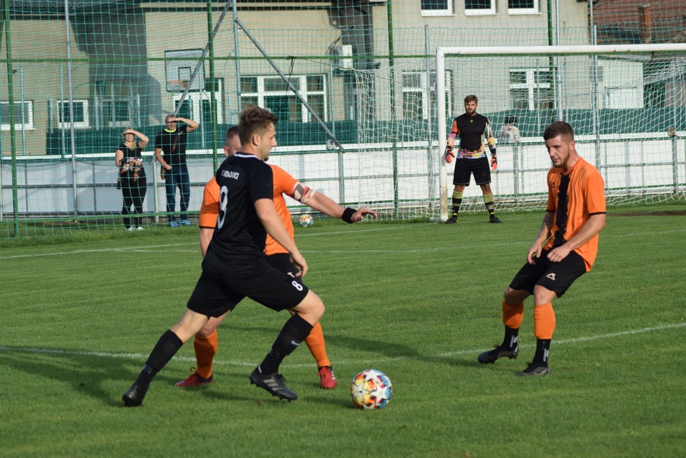 Zo zápasu 7. kola 1.FC Černík – FC Komjatice sprava v oranžovom Černíčania Maroš Uher, brankár Marek Vrabec a kapitán Samuel Klein. V susedskom derby domáci neudržali tesný nákok a body sa nakoniec delili (1:1). 