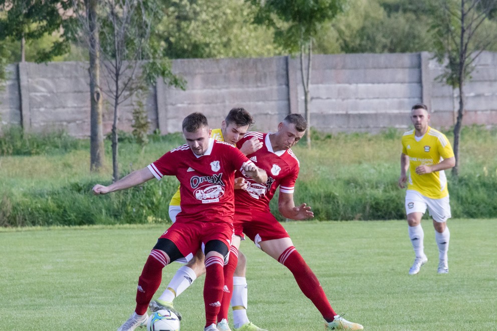V stretnutí 6. kola V. ligy JV podľahla Pozba (v červenom zľava Michal Mäsiar a Mário Szücs) na vlastnom trávniku favorizovanému Branču (2:3). 