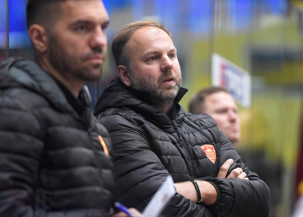 Róbert Döme (v strede), na lavičke HK Dukla Trenčín.