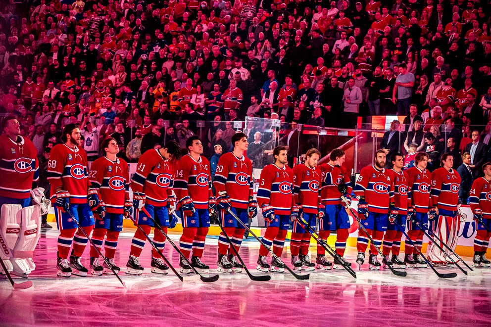 Juraj Slafkovský so spoluhráčmi pred zápasom Montreal Canadiens - Toronto Maple Leafs.
