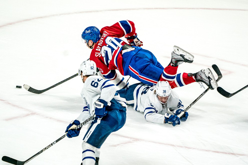 Juraj Slafkovský ukázal pri svojom debute v NHL aj bojovnosť.