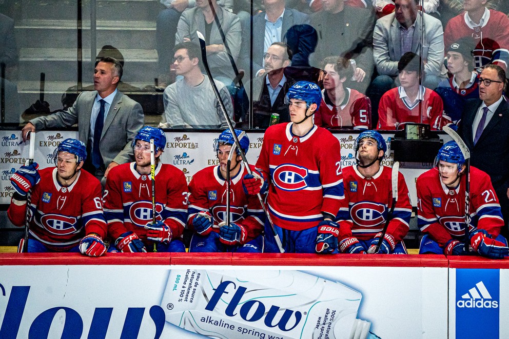 Juraj Slafkovský sleduje dianie zápasu Montreal Canadiens - Toronto Maple Leafs zo striedačky.