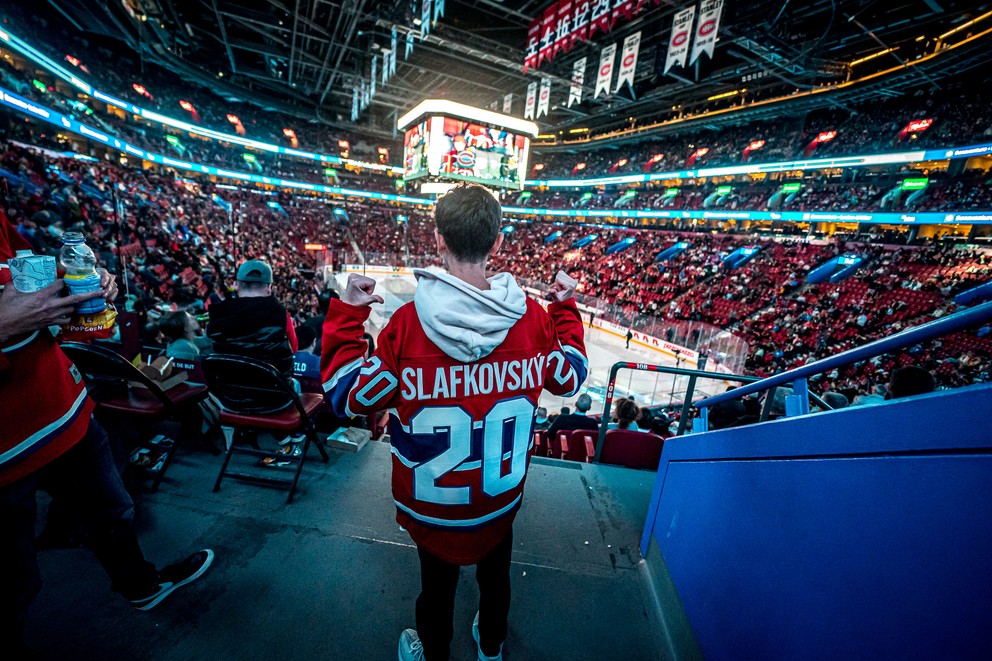 Fanúšik Montrealu Canadiens sleduje zápas proti Torontu Maple Leafs.