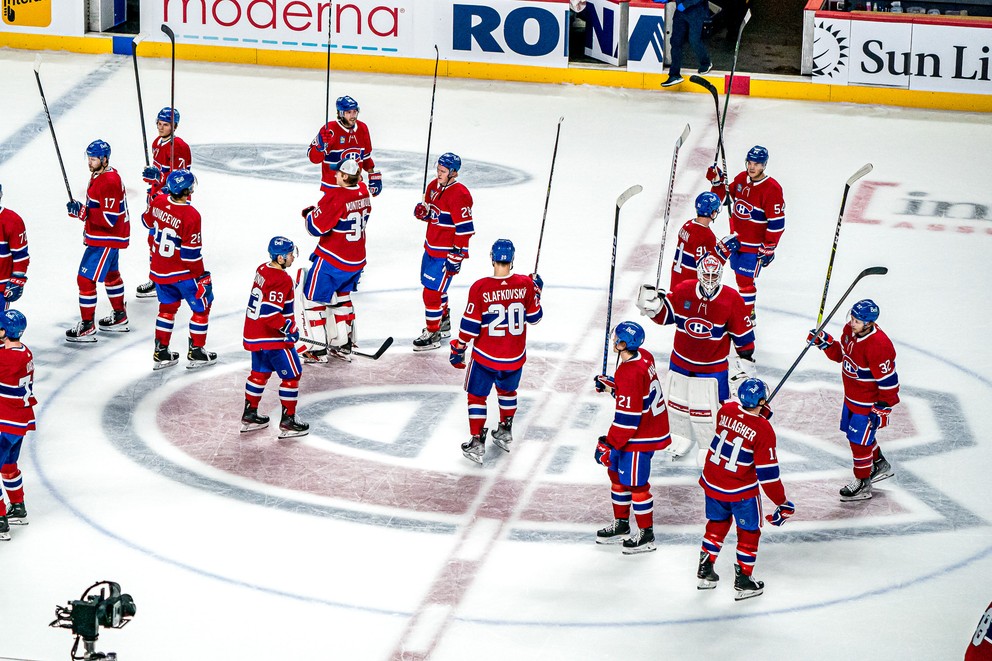 Juraj Slafkovský so spoluhráčmi po víťaznom zápase s Torontom Maple Leafs.