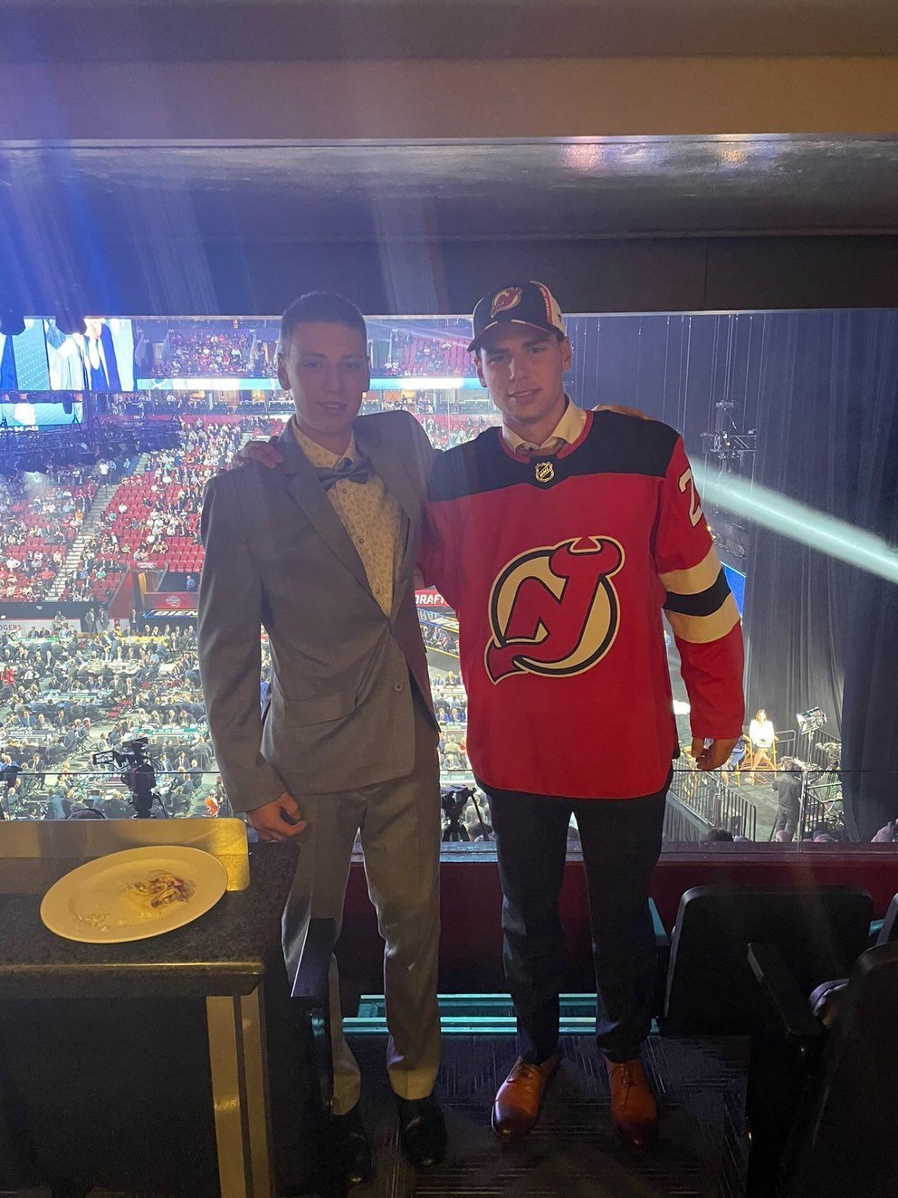 Adam Nemec (vľavo) s bratom Šimonom na drafte NHL 2022.