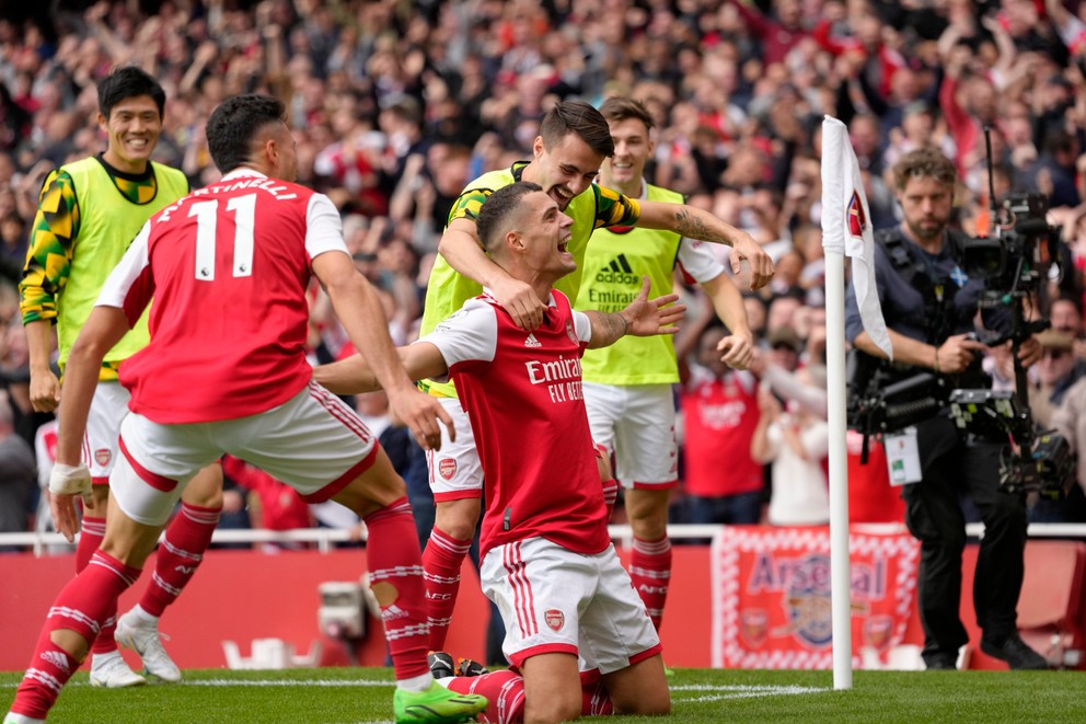 Stredopoliar Arsenalu Granit Xhaka sa teší z gólu. 
