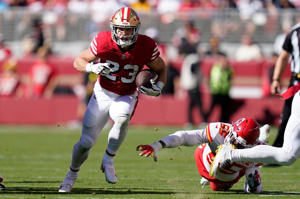Running back Christian McCaffrey pri debute v drese San Francisca 49ers.