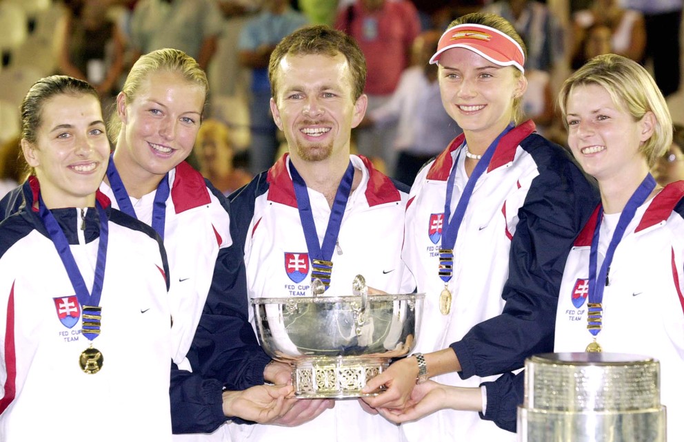 Víťazný slovenský fedcupový tím - Janette Husárová, Henrieta Nagyová, kapitán Tomáš Malík, Daniela Hantuchová a Martina Suchá.