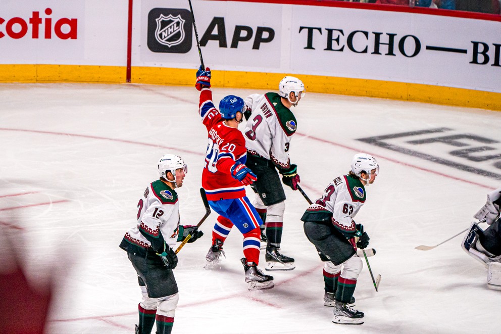 Juraj Slafkovský sa teší po strelenom góle v drese Montrealu Canadiens.