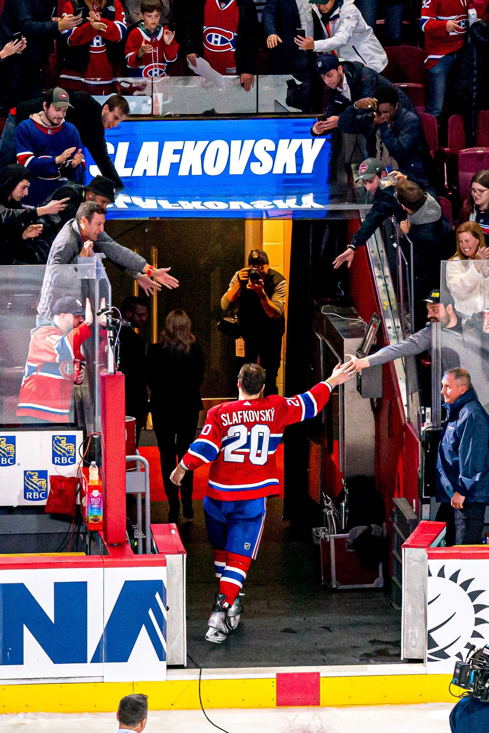 Juraj Slafkovský po zápase Montreal Canadiens - Arizona Coyotes, v ktorom strelil svoj prvý gól v NHL.