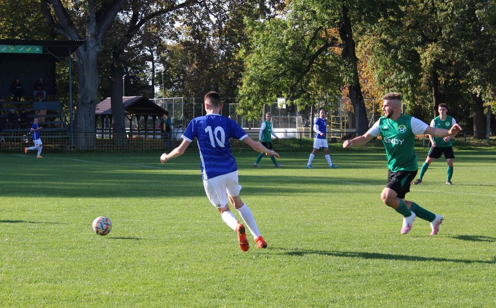 V šiestoligovom derby Lastomír (v zelenom) - Petrovce nad Laborcom padlo päť gólov.