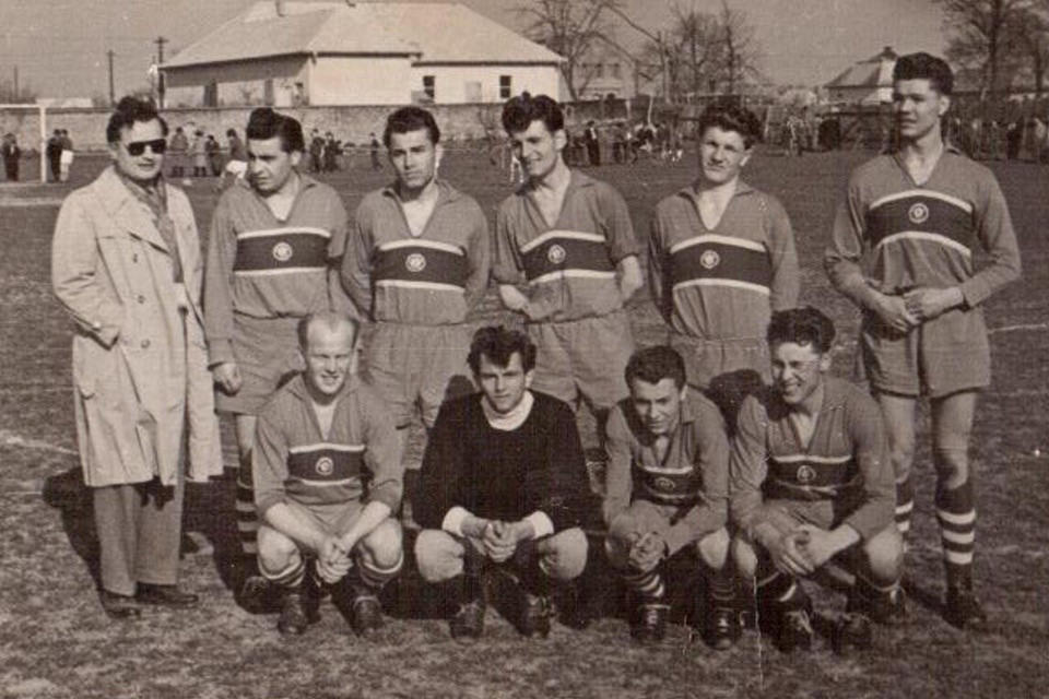 Futbalisti klubu Lokomotíva Medzilaborce pre zápasom v Pavlovciach nad Uhom v roku 1958.