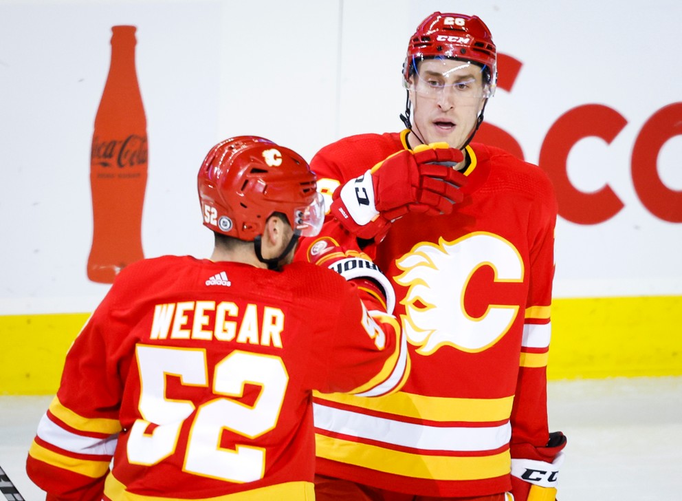 Obrancovia Calgary Flames MacKenzie Weegar a Michael Stone.