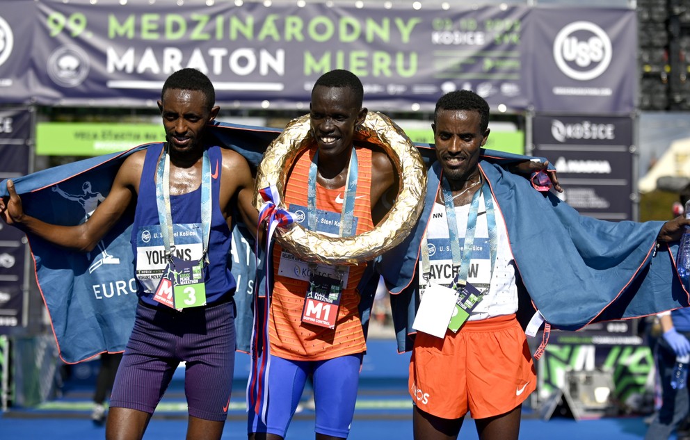Najlepší traja bežci 99. ročníka Medzinárodného maratónu mieru v Košiciach v roku 2022.