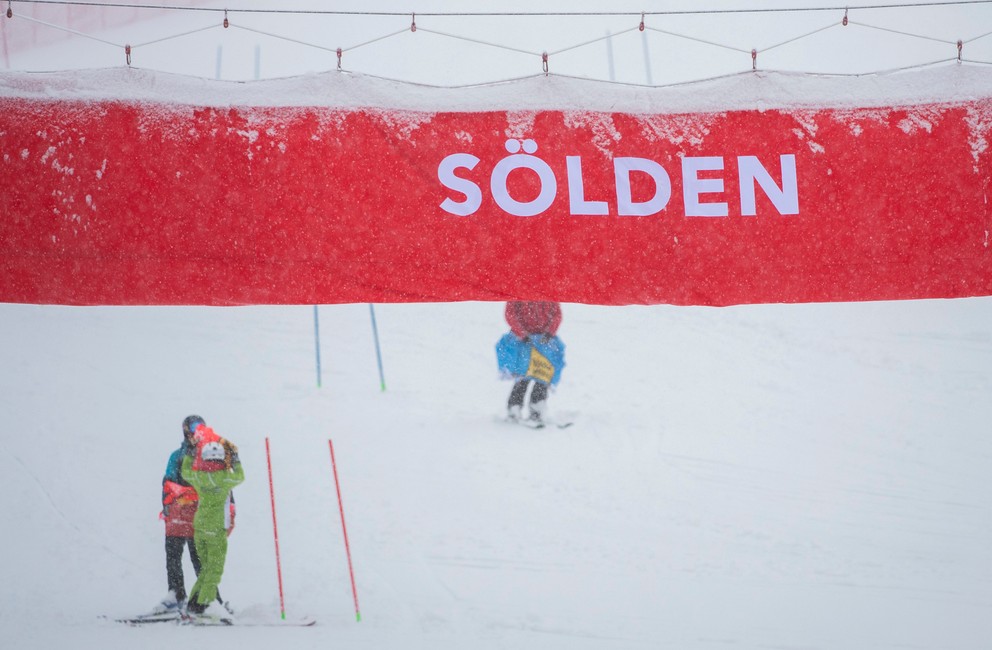 Obrovský slalom v rakúskom stredisku Sölden zrušili pre nepriaznivé počasie. Takto to tam vyzeralo.