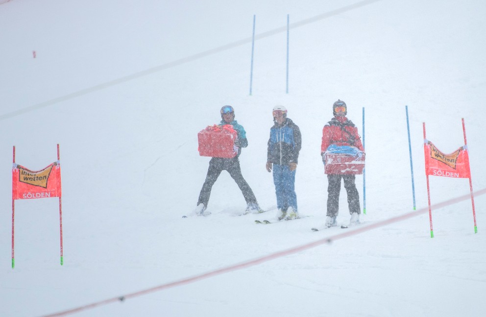 Obrovský slalom v rakúskom stredisku Sölden zrušili pre nepriaznivé počasie. Takto to tam vyzeralo.