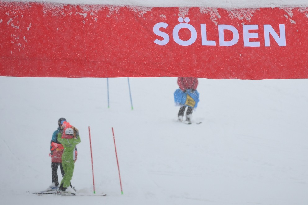 Obrovský slalom v rakúskom stredisku Sölden zrušili pre nepriaznivé počasie. Takto to tam vyzeralo.