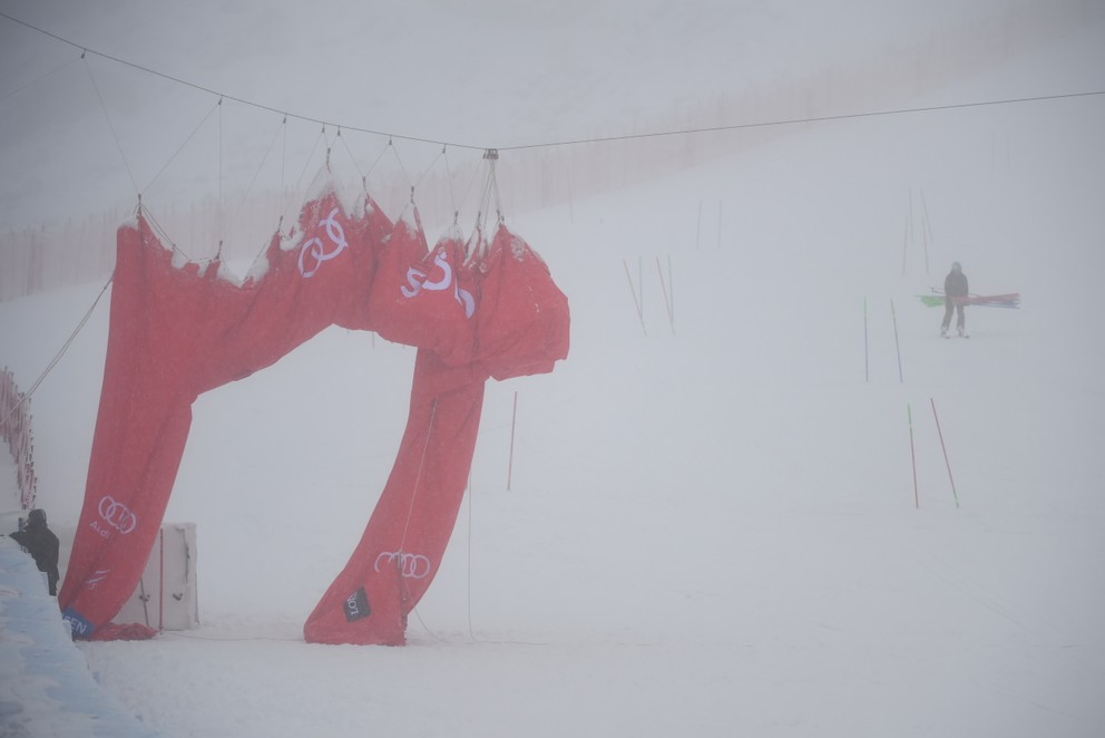 Obrovský slalom v rakúskom stredisku Sölden zrušili pre nepriaznivé počasie. Takto to tam vyzeralo.